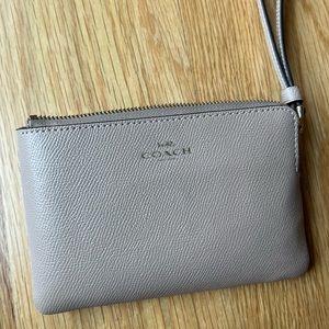 NWT! Coach Corner Zip Wristlet
